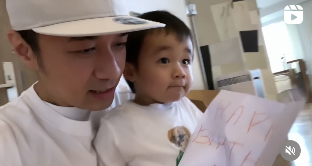 基仔好細心咁睇架。